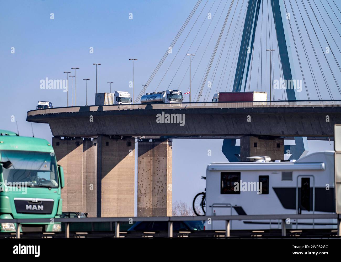 Die Köhlbrandbrücke im Hamburger Hafen, vorne Verkehr auf der Autobahn A7, überspannt den 325 m breiten Köhlbrand, einen Arm der Süderelbe, der Brückenzug ist über 3600 Meter lang, 53 Meter über dem Wasser, Pfeiler 135 m hoch, mehr als 30.000 Fahrzeuge, befahren die B3 Brücke täglich, wichtige Verbindung in den Hafen, sie ist marode, soll neu gebaut werden, Hamburg, Deutschland Kühlbrandbrücke *** The Köhlbrand Bridge in the port of Hamburg, in front traffic on the A7 freeway, spans the 325 m wide Köhlbrand, an arm of the Süderelbe, the bridge is over 3600 meters long, 53 meters above the wate Stock Photo