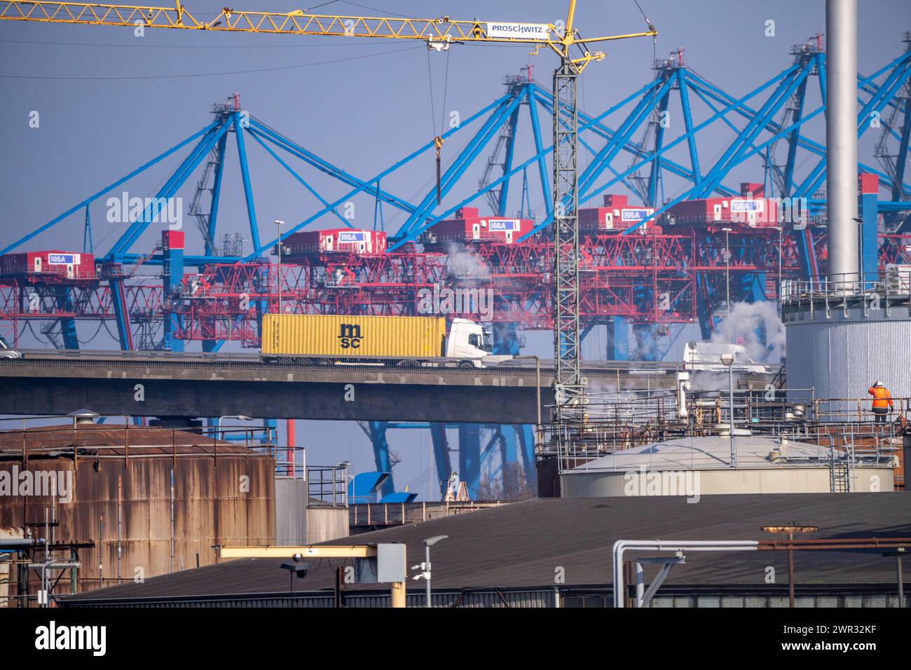 Rampe der Köhlbrandbrücke im Hamburger Hafen, hinten der Container Terminal Tollerort, überspannt den 325 m breiten Köhlbrand, einen Arm der Süderelbe, der Brückenzug ist über 3600 Meter lang, 53 Meter über dem Wasser, Pfeiler 135 m hoch, mehr als 30.000 Fahrzeuge, befahren die B3 Brücke täglich, wichtige Verbindung in den Hafen, sie ist marode, soll neu gebaut werden, Hamburg, Deutschland Kühlbrandbrücke *** Ramp of the Köhlbrand Bridge in the Port of Hamburg, behind the Container Terminal Tollerort, spans the 325 m wide Köhlbrand, an arm of the Süderelbe, the bridge is over 3600 meters long, Stock Photo