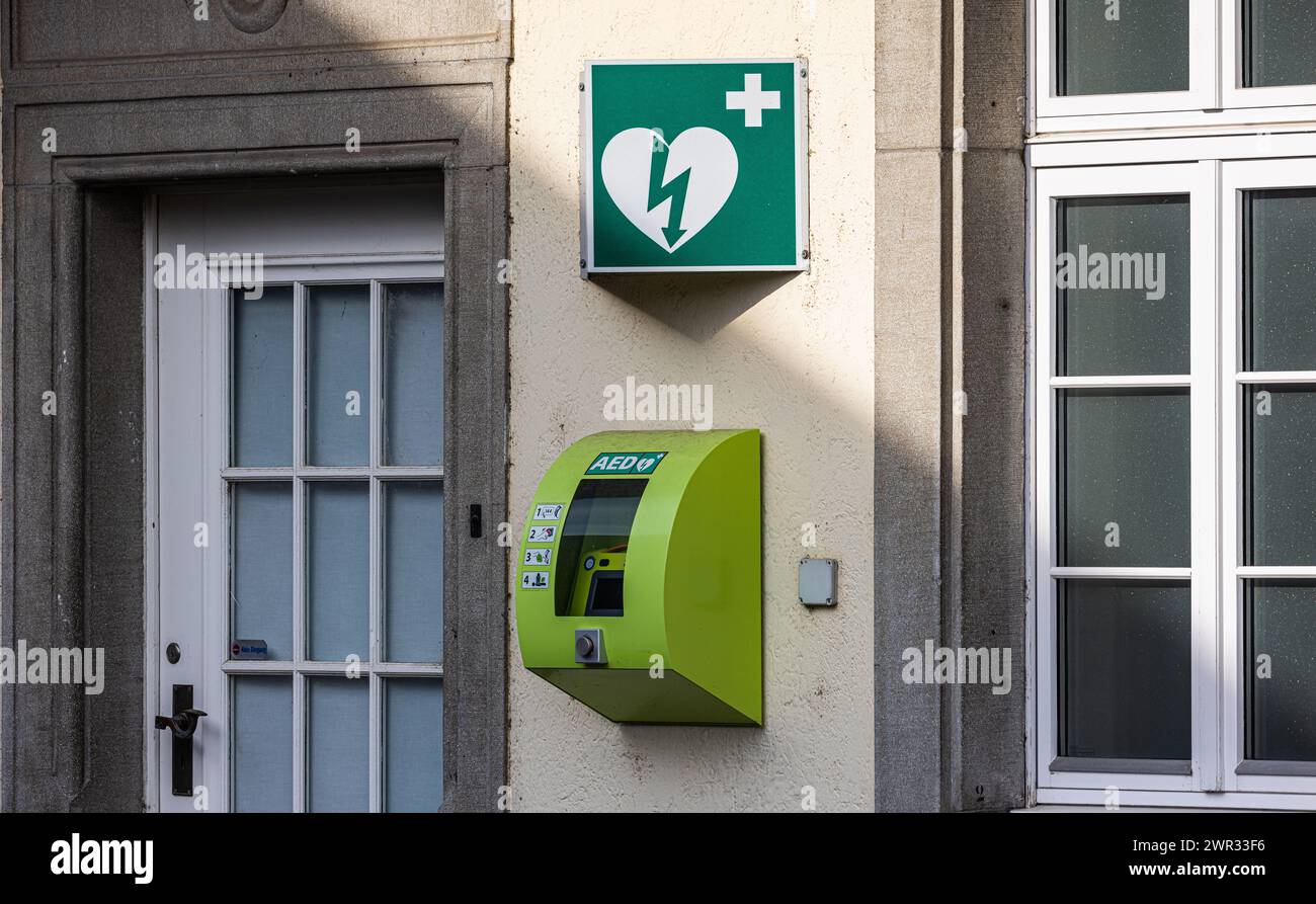 Beim Feldbach Center in Stecokborn ist ein Defibrilator angebracht, welcher im Notfall Leben retten kann. (Steckborn, Schweiz, 21.05.2023) Stock Photo
