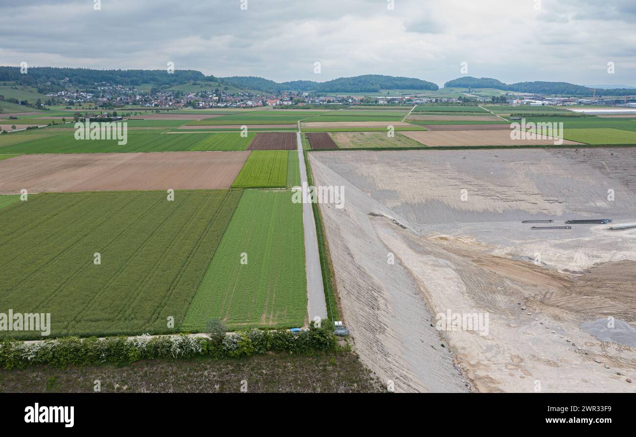 Rechts der Tagebau der Firma Hastag, welche im Rafzerfeld Kies abbaut. Das Ackerland in Richtung Rafz soll, in naher Zukunft, mehrheitlich dem Kiesabb Stock Photo