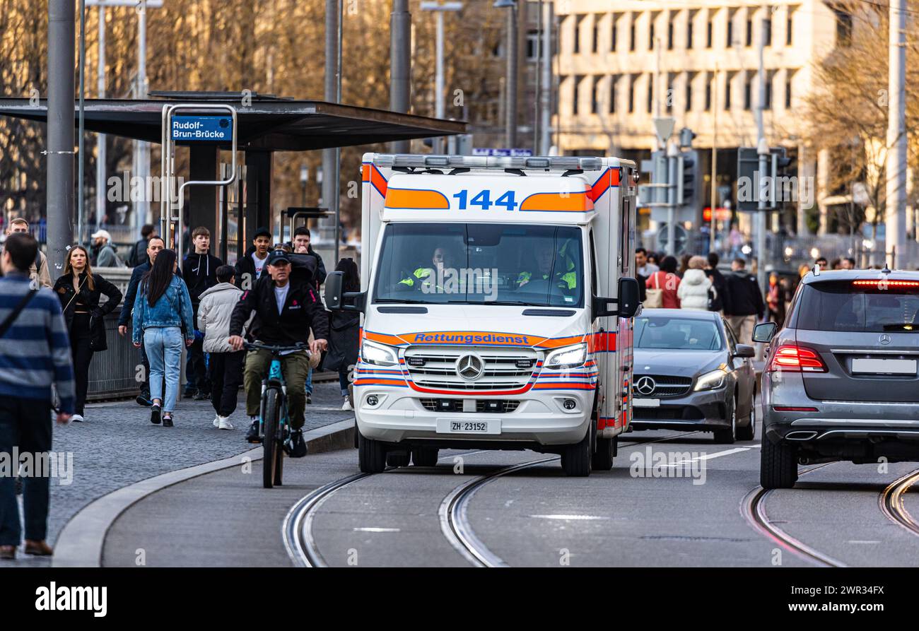 Ein Rettungswagen von Schutz und Rettung Zürich fährt auf dem Limmatquai in der Zürcher Innenstadt. (Zürich, Schweiz, 18.03.2023) Stock Photo
