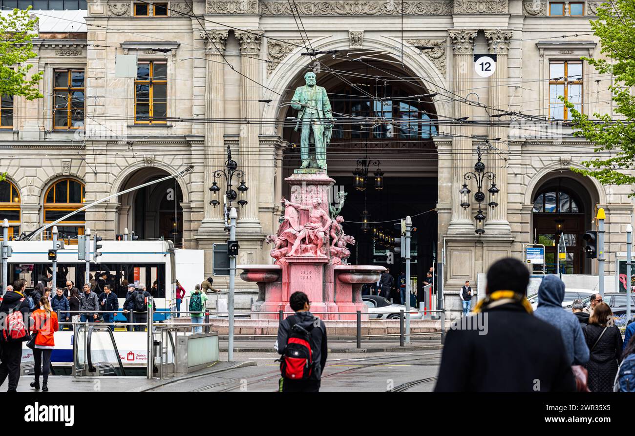 Die Statue des Credit Suisse Gründes Alfred Escher wurde von linksextremen Personen, anlässlich des bewilligten 1. Mai Umzug, rot eingefärbt. (Zürich, Stock Photo