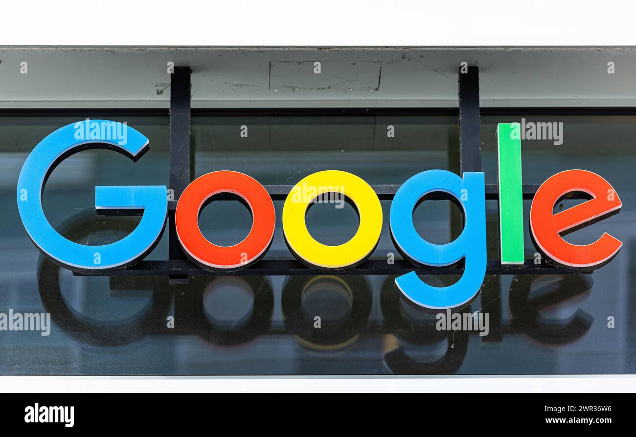 Logo von des US-amerikanischen Technologieunternehmens Google in Zürich. Google gehört zur Dachgesellschaft Alphabet.  (Zürich, Schweiz, 01.05.2023) Stock Photo