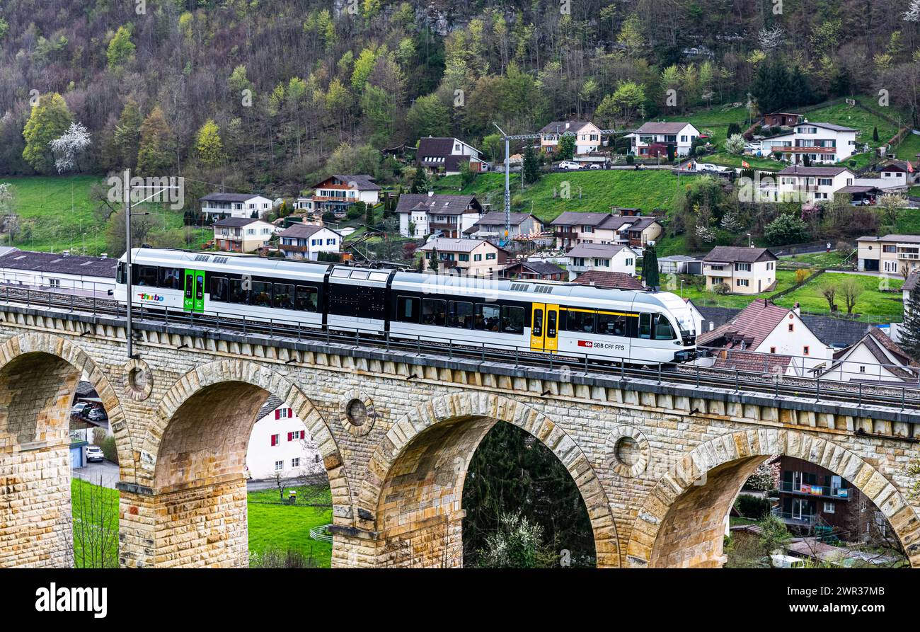 Ein Thurbo Zug der Linie S9 fährt über den Eisenbahnviadukt Rümlingen. Zielbahnhof ist Sissach. (Rümlingen, Schweiz, 22.04.2023) Stock Photo