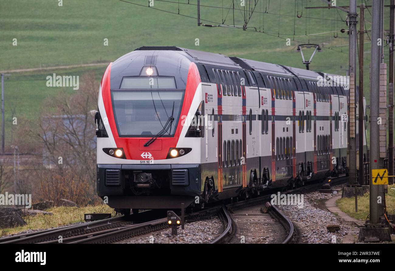 Ein SBB Regio Dosto ist unterwegs von Zürich nach Schaffhausen. Das Firma wurde durch den Schweizer Eisenbahnhersteller Stadler Rail produziert. (Hünt Stock Photo