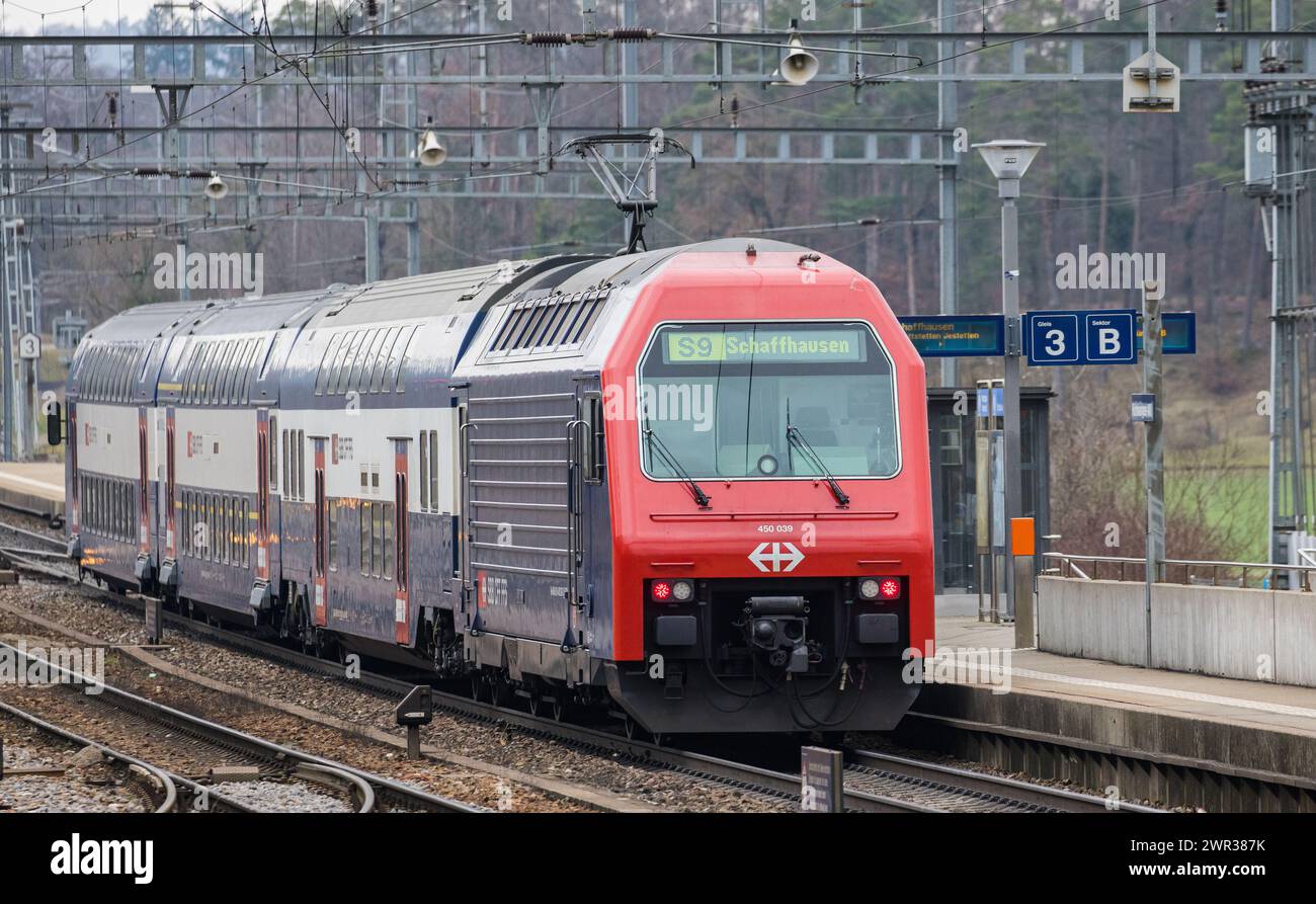 Eine Zürcher S-Bahn der Linie S9 lässt beim Bahnhof Hüntwangen Fahrgäste ein- und aussteigen. Die Linie verkehrt von Schaffhausen über den Zürcher HB Stock Photo
