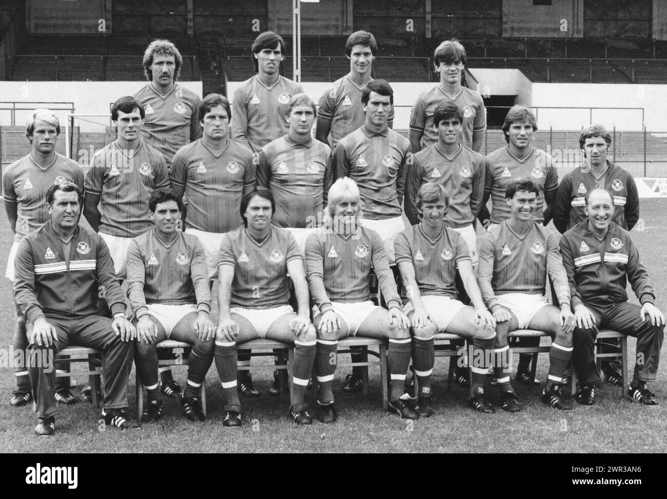 PORTSMOUTH FC TEAM 1983. BAC ROW, L TO R, MICK TAIT,MARK HATELEY,ERNIE HOWE, KEVIN DILLON, CENTRE PETER ELLIS,BOBBY DOYLE,STEVE AIZLEWOOD,ALAN KNIGHT,ANDY GOSNEY,NEIL WEBB, NICKY MORGAN, ALAN BALL. FRONT BOBBY CAMPBELL, COLIN SULLIVAN, JOHN McLAUGHLIN,ALAN BILEY,ALAN ROGERS,DAVE THOMAS AND GORDON NEAVE. PIC MIKE WALKER, 1983 Stock Photo