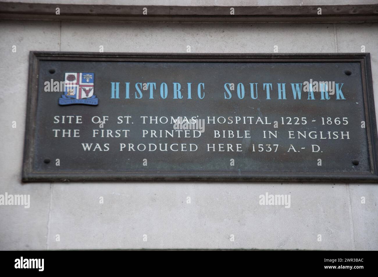 Historic Southwark Plaque, showing the site of the first St Thomas Hospital and where the first English version of the bible was produced, Borough Hig Stock Photo
