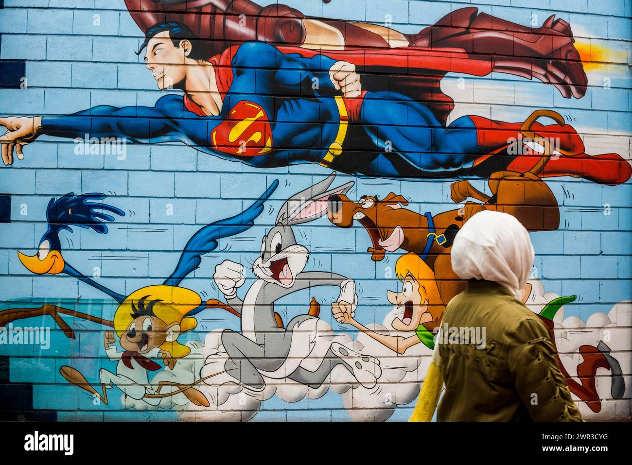 Painted house wall with comic figures, Speedy Conzales, Bugs Bunny, Superman, graffiti, Porte de Clignancourt, Paris, France Stock Photo