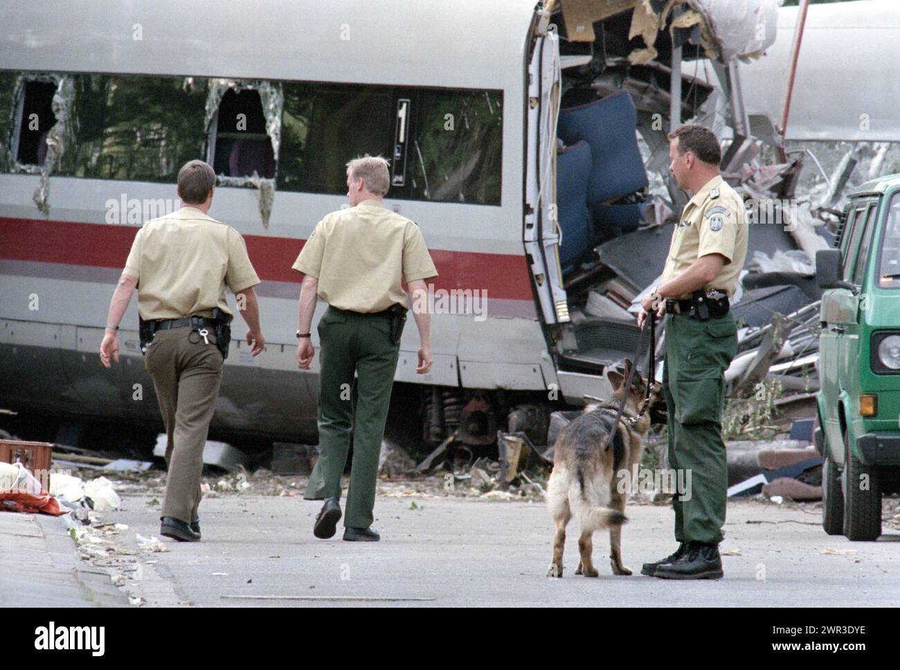 Police officers stand next to a destroyed ICE train carriage on 6 June 1998 in Eschede. 102 people died in the worst Deutsche Bahn train accident Stock Photo