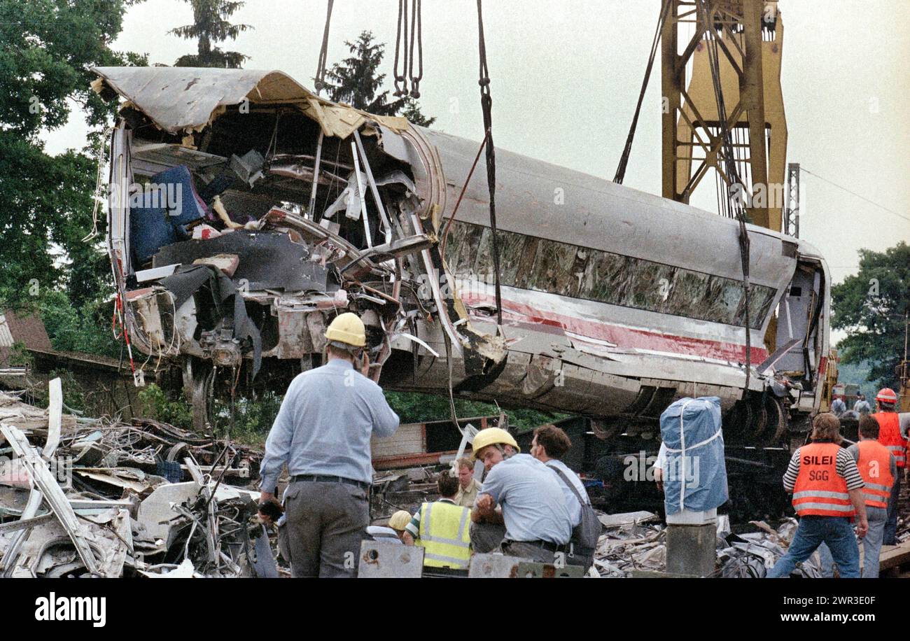 A crane lifts a destroyed ICE train carriage in Eschede on 6 June 1998. 102 people died in the worst Deutsche Bahn train accident Stock Photo