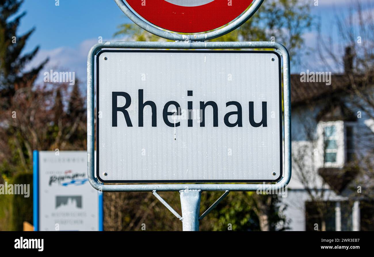 Ortsschild auf einer Nebenstrasse von Rheinau im Kanton Zürich. (Rheinau, Schweiz, 09.04.2023) Stock Photo