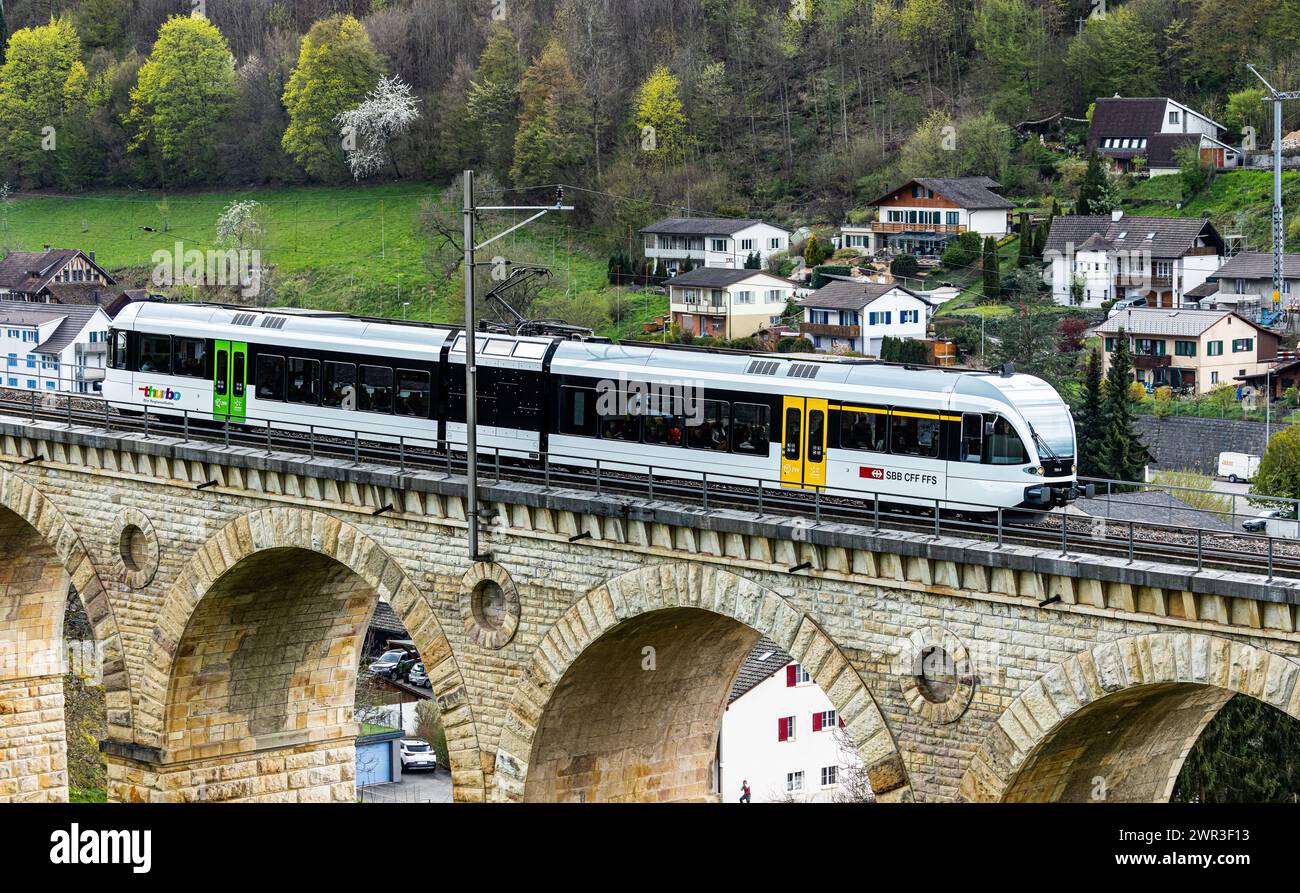 Ein Thurbo Zug der Linie S9 fährt über den Eisenbahnviadukt Rümlingen. Zielbahnhof ist Sissach. (Rümlingen, Schweiz, 22.04.2023) Stock Photo