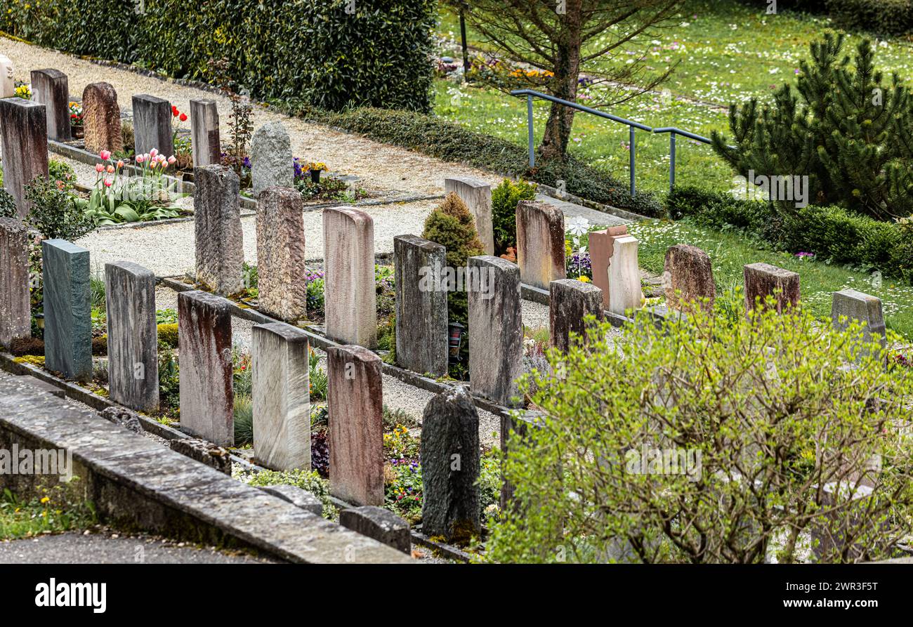 Der Friedhof der Gemeinde Rümlingen im Kanton Basel-Landschaft. Ein Grabstein steht nach dem anderen. (Rümlingen, Schweiz, 22.04.2023) Stock Photo