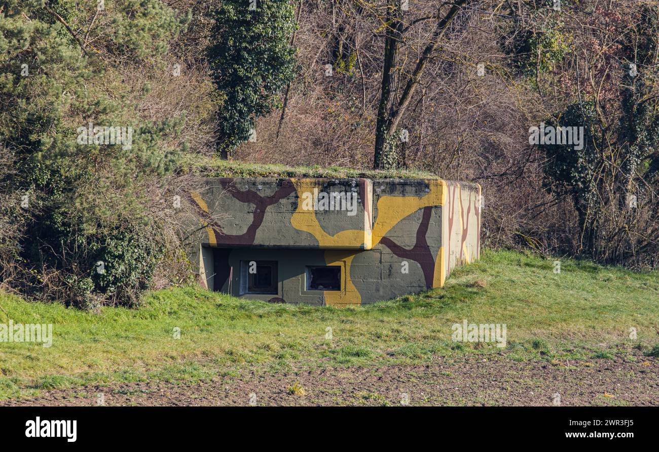 An der Grenze zu Deutschland stehen auch heute noch zahlreichen Bunker. Dieser gehört zum Artiellierwerk Full-Reuenthal. (Leibstadt, Schweiz, 07.01.20 Stock Photo