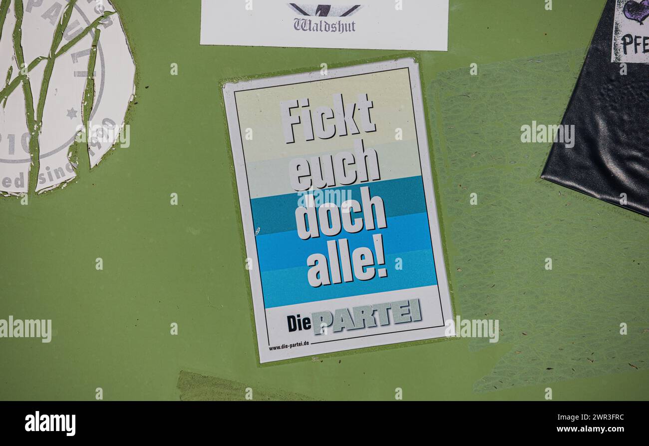 Ein Sticker mit der Aufschrift 'Fickt euch doch alle!' von 'Die Partei' sieht verblasst aus. (Leibstadt, Schweiz, 07.01.2023) Stock Photo