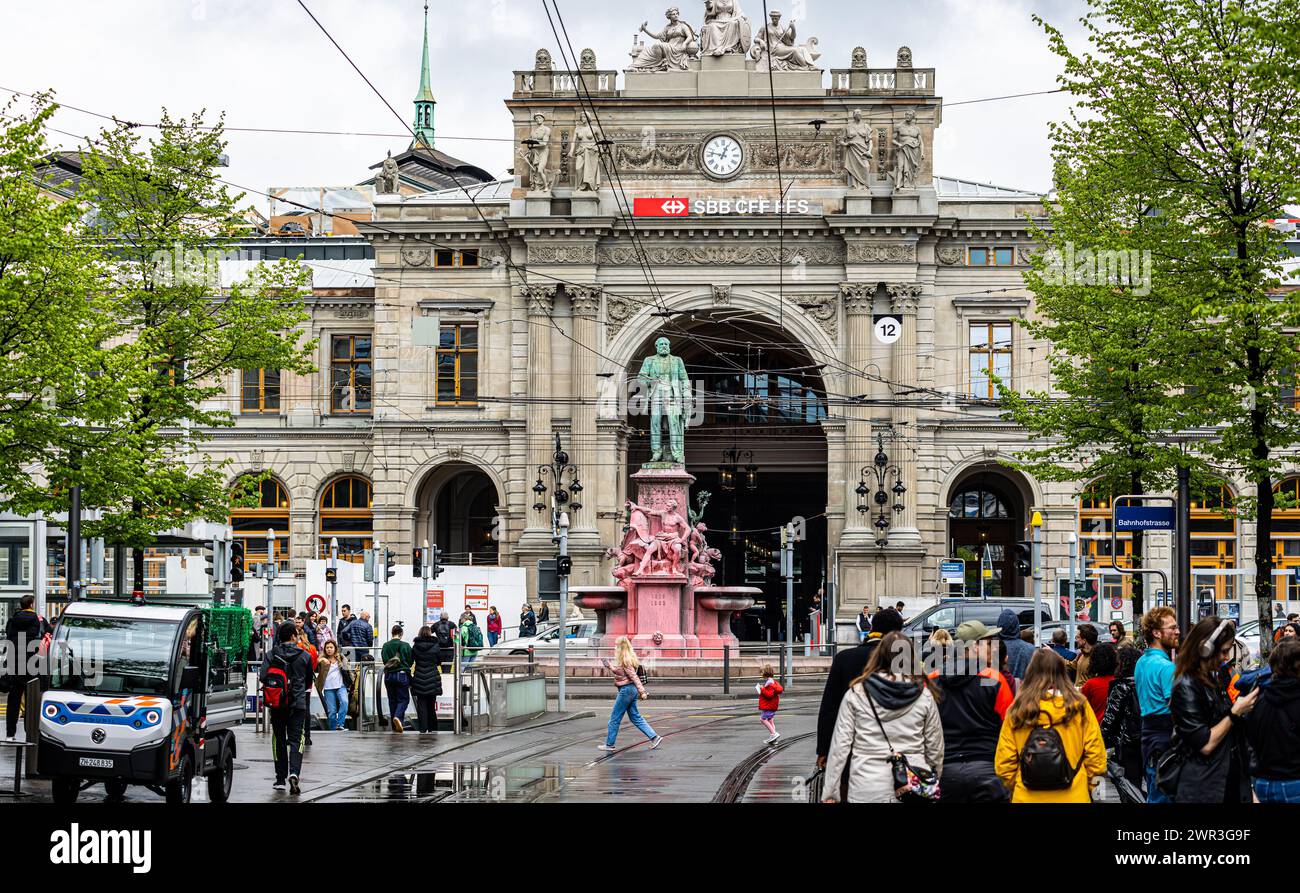 Die Alfred Escher Statue beim Zürcher Hauptbahnhof wurde von der Zerstörunngswut linksextremer Demonstranten, anlässlich der bewilligten 1. Mai Demons Stock Photo
