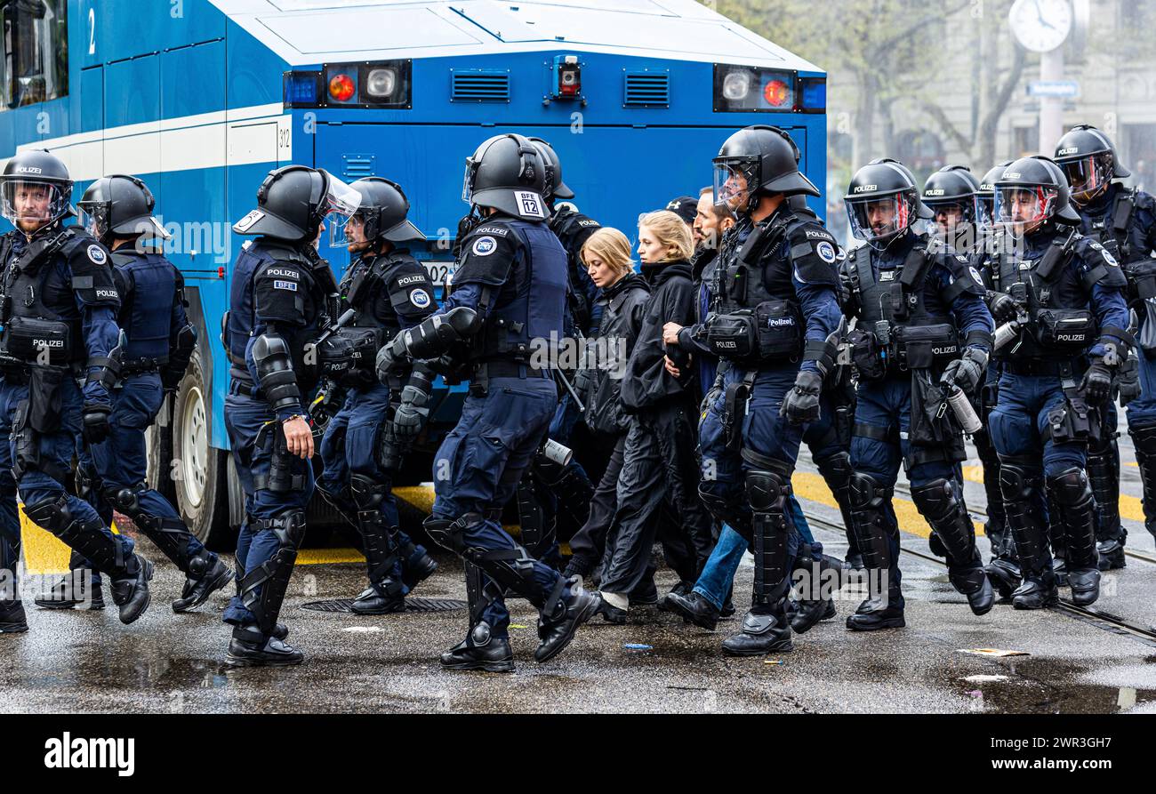 Zwei Frauen werden von der Polizei in Polizeigewahrsam genommen. (Zürich, Schweiz, 1. Mai 2023) Stock Photo