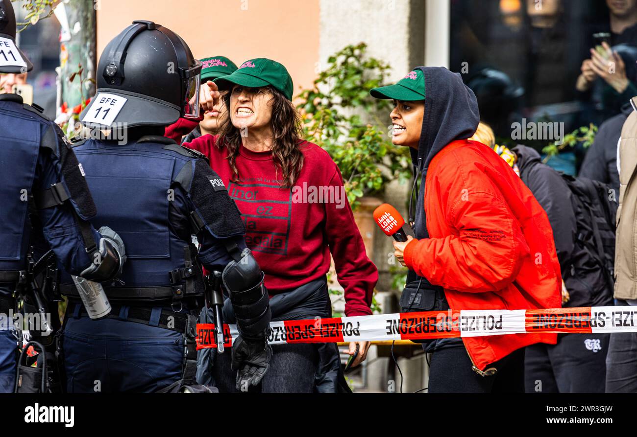Auch Berichtserstatter des linksautonomen Radiosender 'Lora' zeigen sich gegenüber der Polizei aggressiv. (Zürich, Schweiz, 1. Mai 2023) Stock Photo