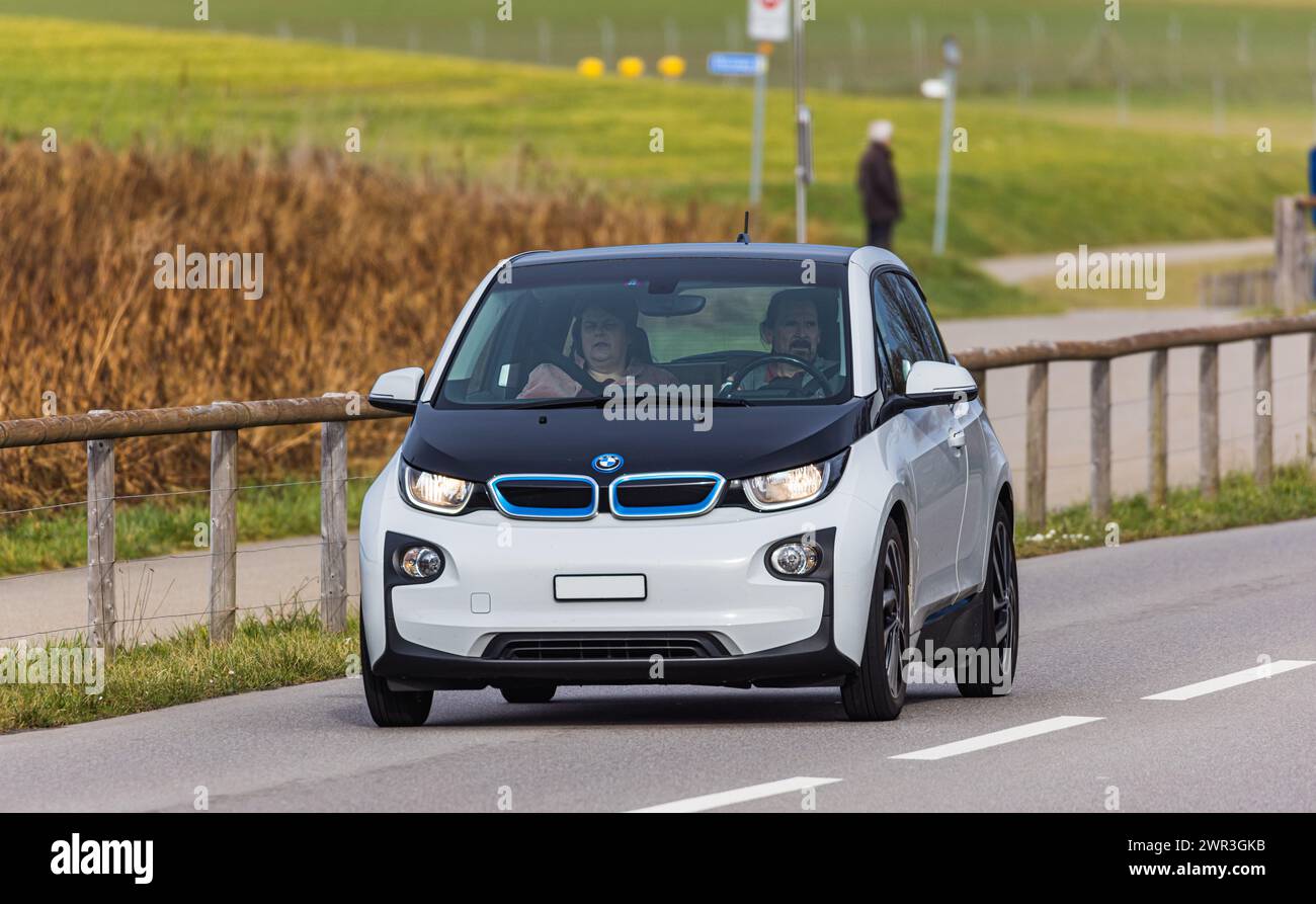 Ein BMW i3 fährt auf einer Strasse ausserorts im Zürcher