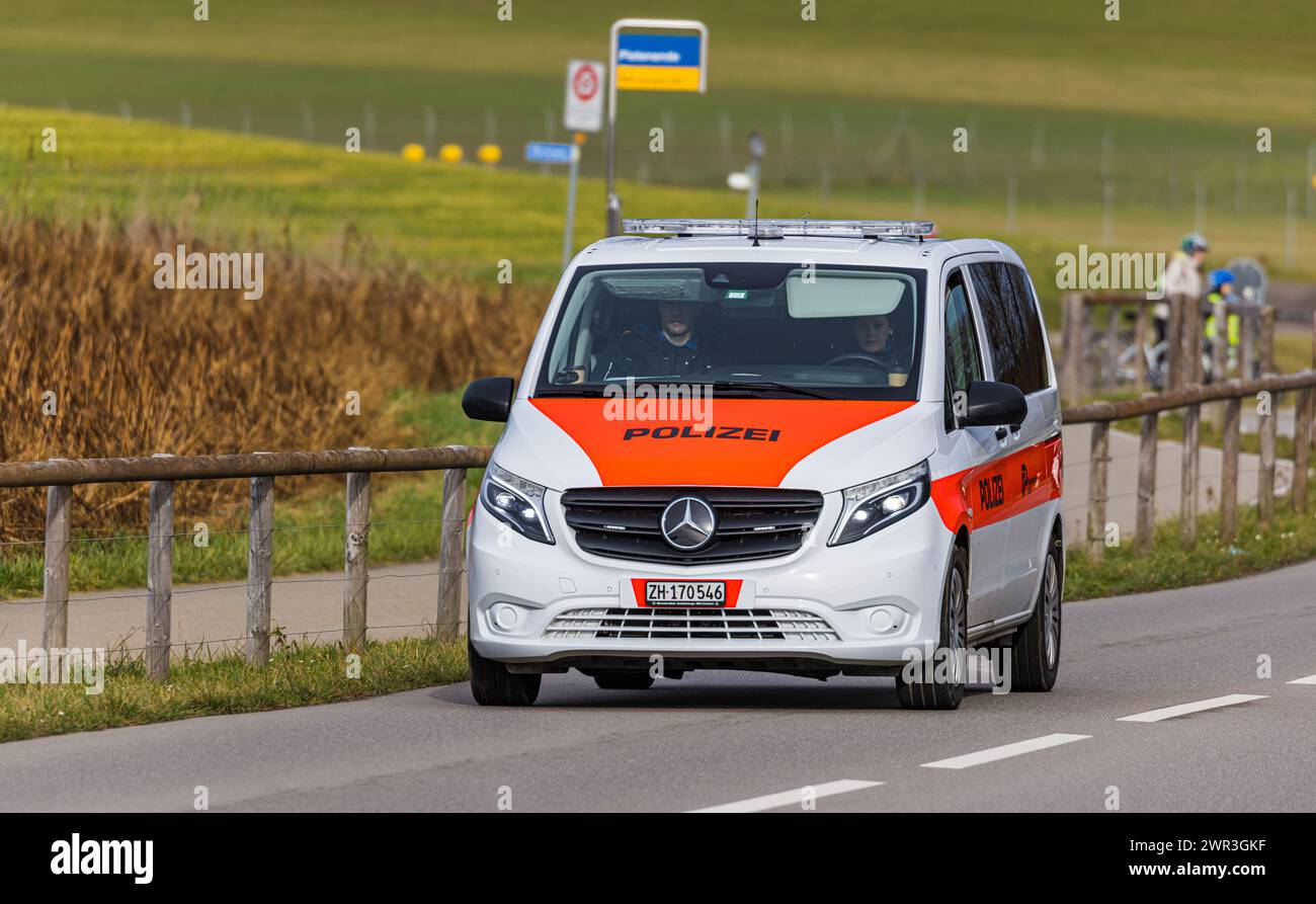 Ein Dienstfahrzeug der Kantonspolizei Zürich fährt mit zwei Poliziisten auf