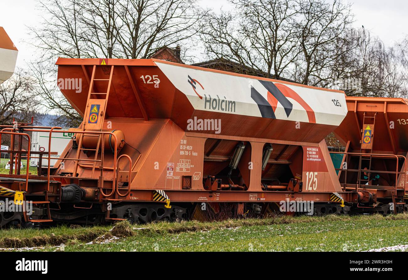 Bahnwagen des Zementhersteller LafargeHolcim, welcher im Rafzerfeld Kiesabbau betreibt, stehen zur Befüllung mit dem Baustoff bereit. (Hüntwangen, Sch Stock Photo