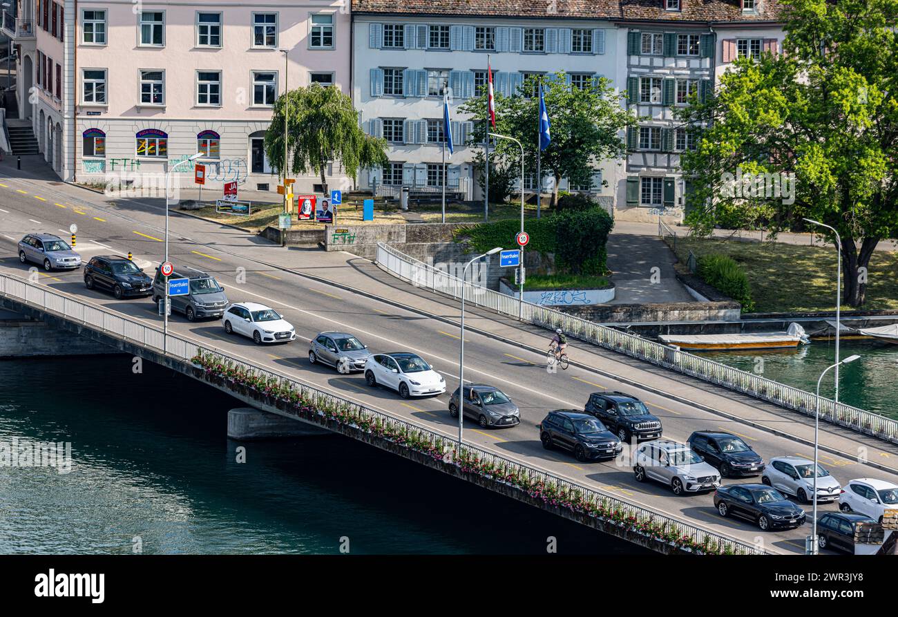 Auf der Flurlingerbrücke stauen sich Autos. Es ist die Kantonsgrenze zwischen dem Kanton Zürich und dem Kanton Schaffhausen. (Schaffhausen, Schweiz, 1 Stock Photo