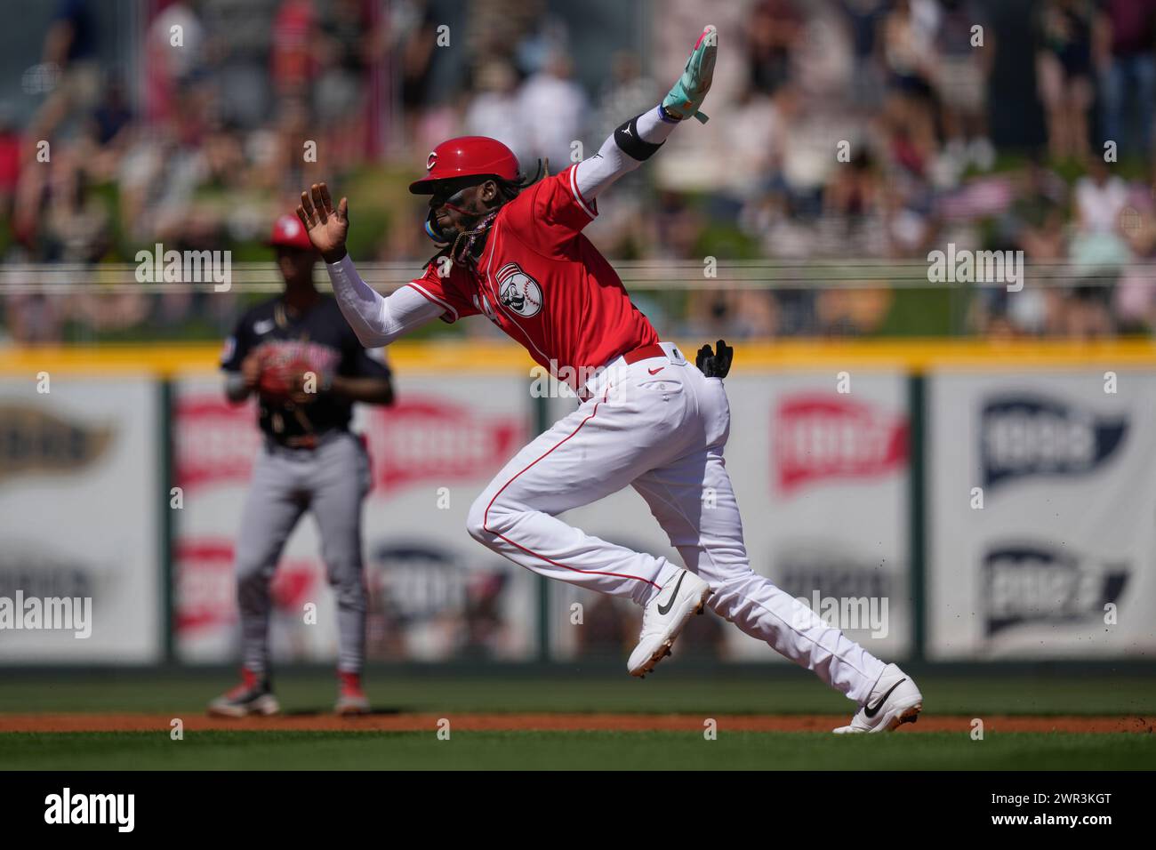 Cincinnati Reds' Elly De La Cruz steals third base in the first inning