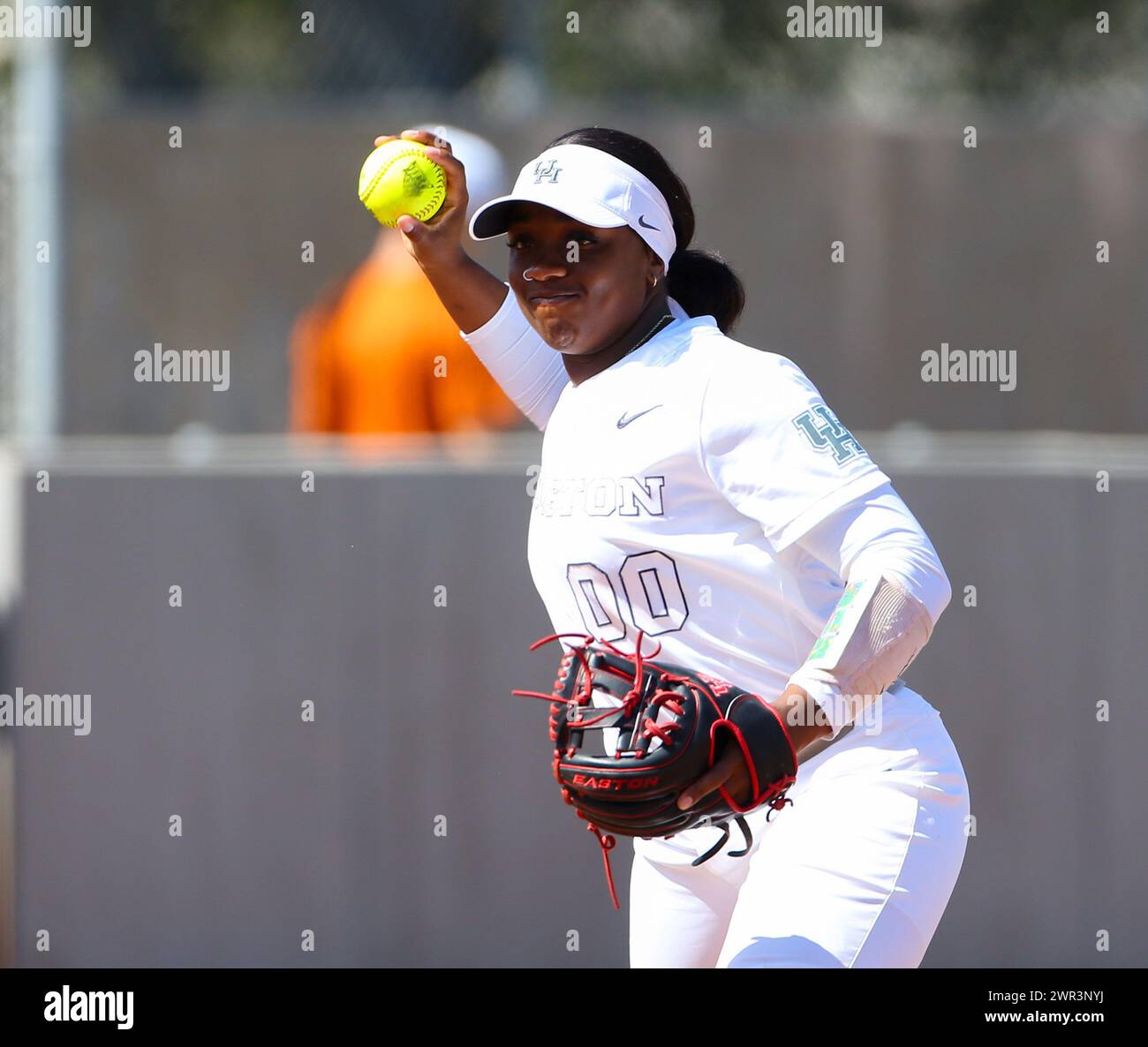 March 10, 2024: Houston infielder Jazmyn Rollin (00) throws the ball to the pitcher during an NCAA softball game between the Houston Cougars and the Texas Longhorns on March 10, 2024. Texas won, 8-6, and took the series two games to one. (Credit Image: © Scott Coleman/ZUMA Press Wire) EDITORIAL USAGE ONLY! Not for Commercial USAGE! Stock Photo