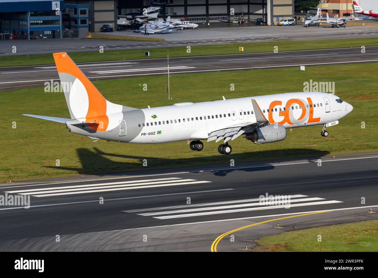 Boeing 737 de gol airlines hi-res stock photography and images - Alamy