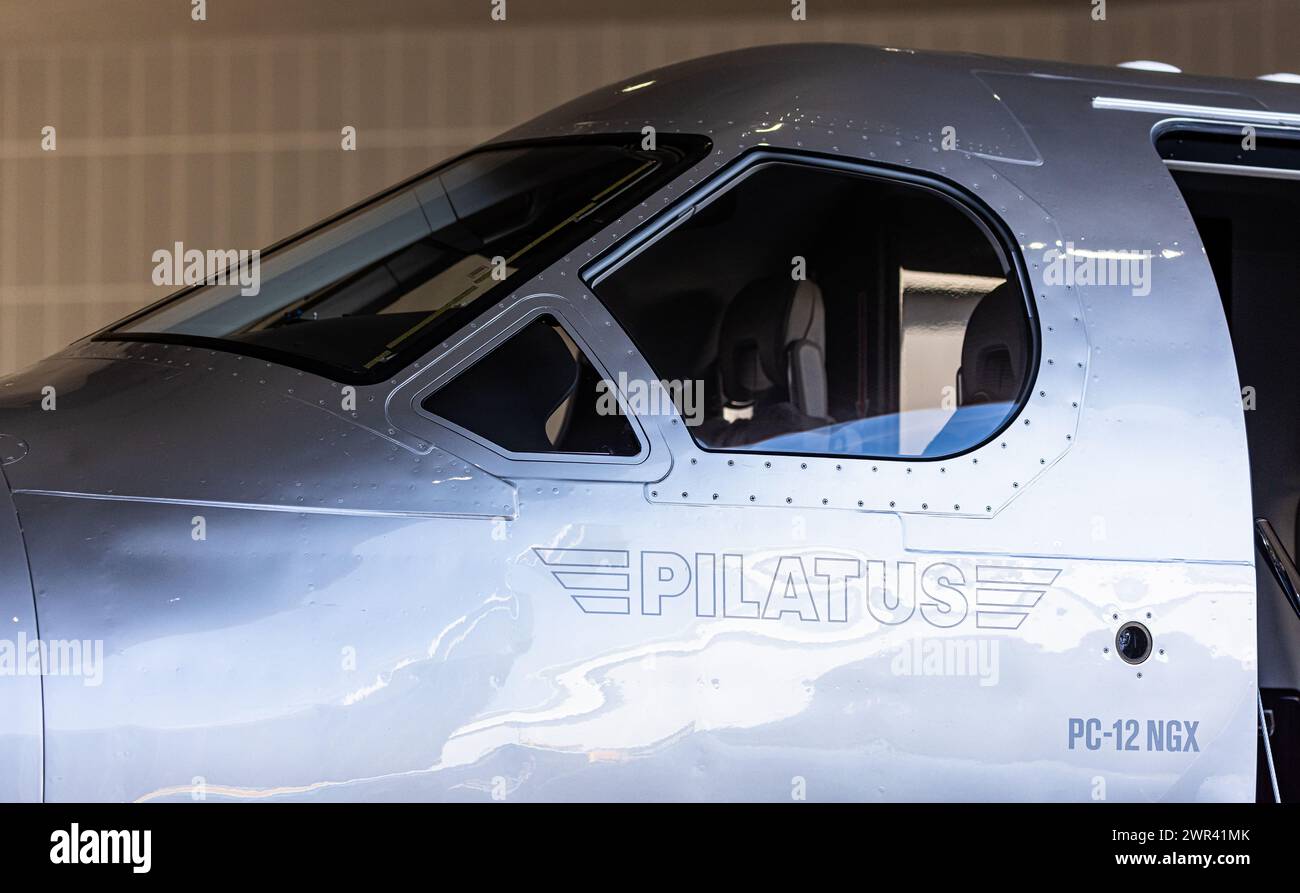 Cockpit-Front eines ausgestellten Pilatus PC-12 NGX. Tausende Menschen besuchten das dreitägige Flughafenfest zum 75 Jahr Jubiläum des Flughafen Züric Stock Photo