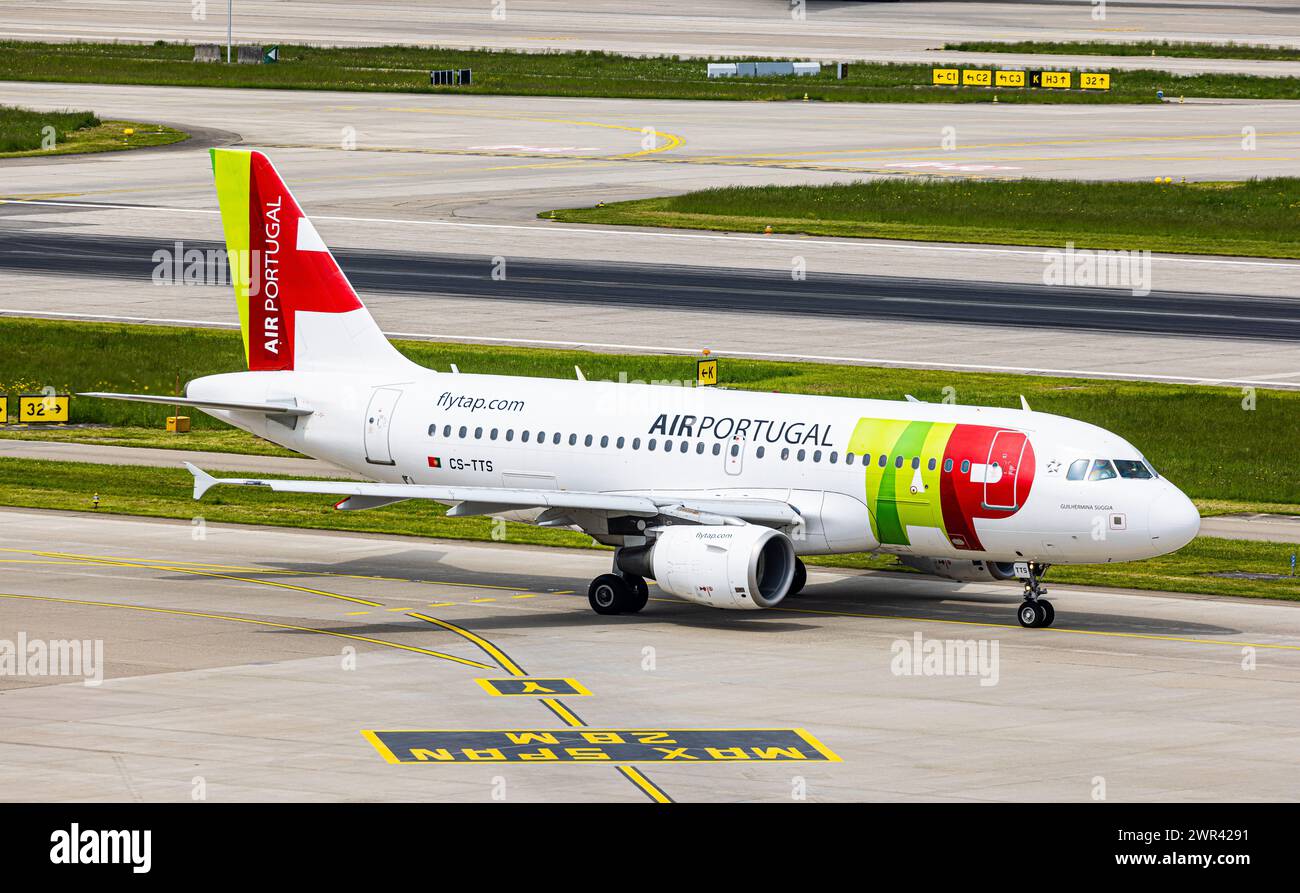 Ein Airbus A319-112 von TAP Air Portugal rollt auf dem Flughafen Zürich zur Startbahn. Registration CS-TTS. (Zürich, Schweiz, 07.05.2023) Stock Photo