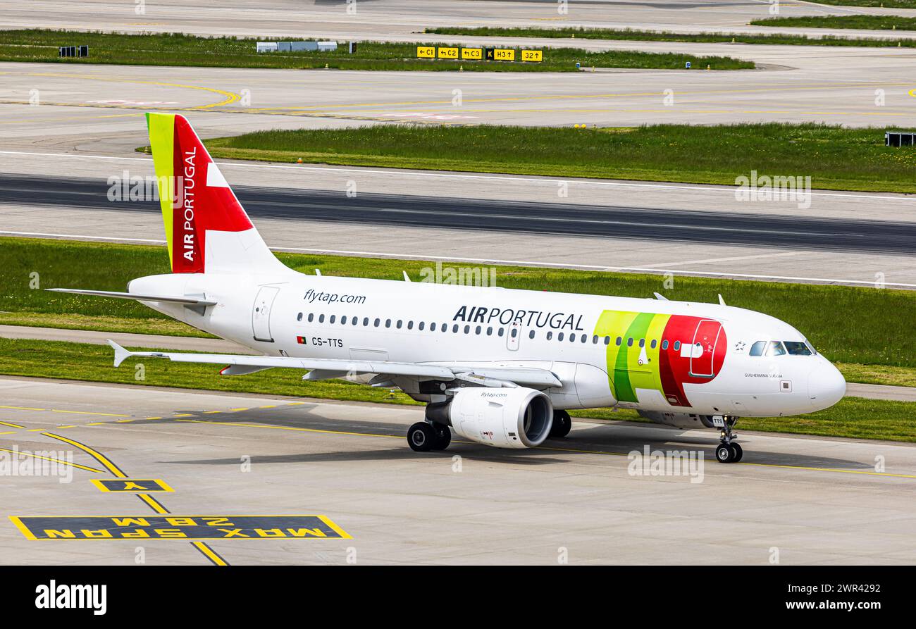 Ein Airbus A319-112 von TAP Air Portugal rollt auf dem Flughafen Zürich zur Startbahn. Registration CS-TTS. (Zürich, Schweiz, 07.05.2023) Stock Photo