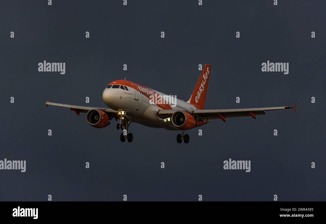 Ein Airbus A319-111 von EasyJet befindet sich in den Morgenstunden im Landeanflug auf den Flughafen Zürich. Das Kurzstreckenflugzeug hat die Immatriku Stock Photo