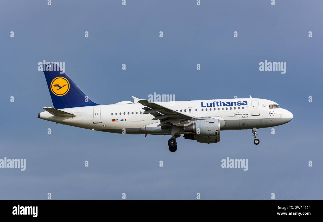 Eine Airbus A319-114 befindet sich im Landeanflug auf den Flughafen Zürich. Das Kurzstreckenflugzeug mit der Registration D-AILX ist in München gestar Stock Photo