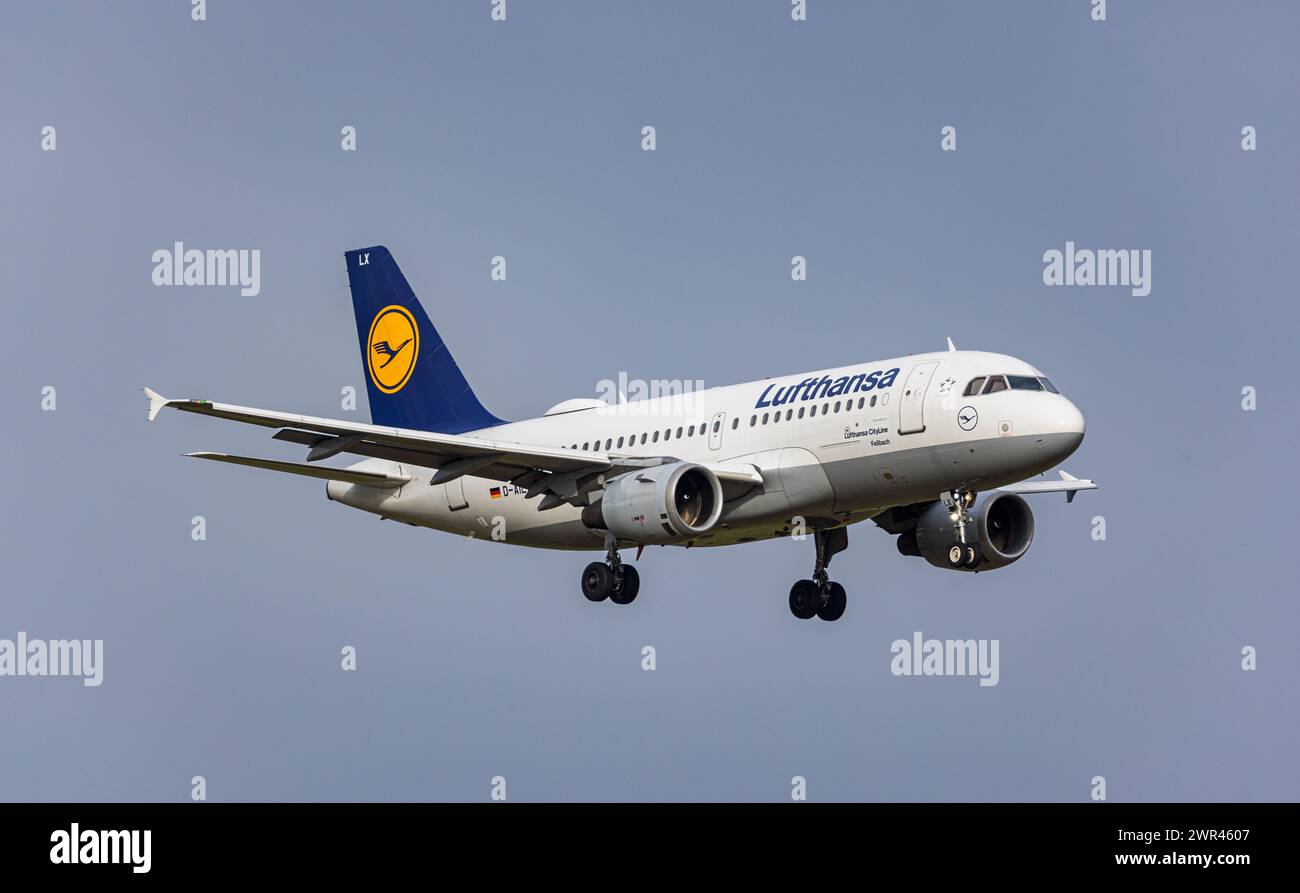 Eine Airbus A319-114 befindet sich im Landeanflug auf den Flughafen Zürich. Das Kurzstreckenflugzeug mit der Registration D-AILX ist in München gestar Stock Photo