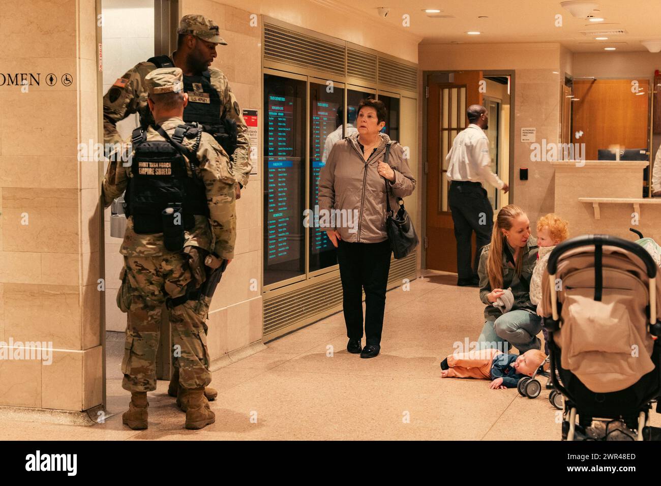New York Army National Guardsmen - New York Army National Guardsmen Are Seen Patrolling Grand Central Terminal In Midtown Manhattan Ny On Sunday March 10 2024new York Governor Kathy Hochul Announced Last Week News Of A Large Deployment Of The National Guard And New York State Police Troops To Address Crime In The Subway Systemphoto By Cristina Matuozzi Sipa Usa 2WR48ED