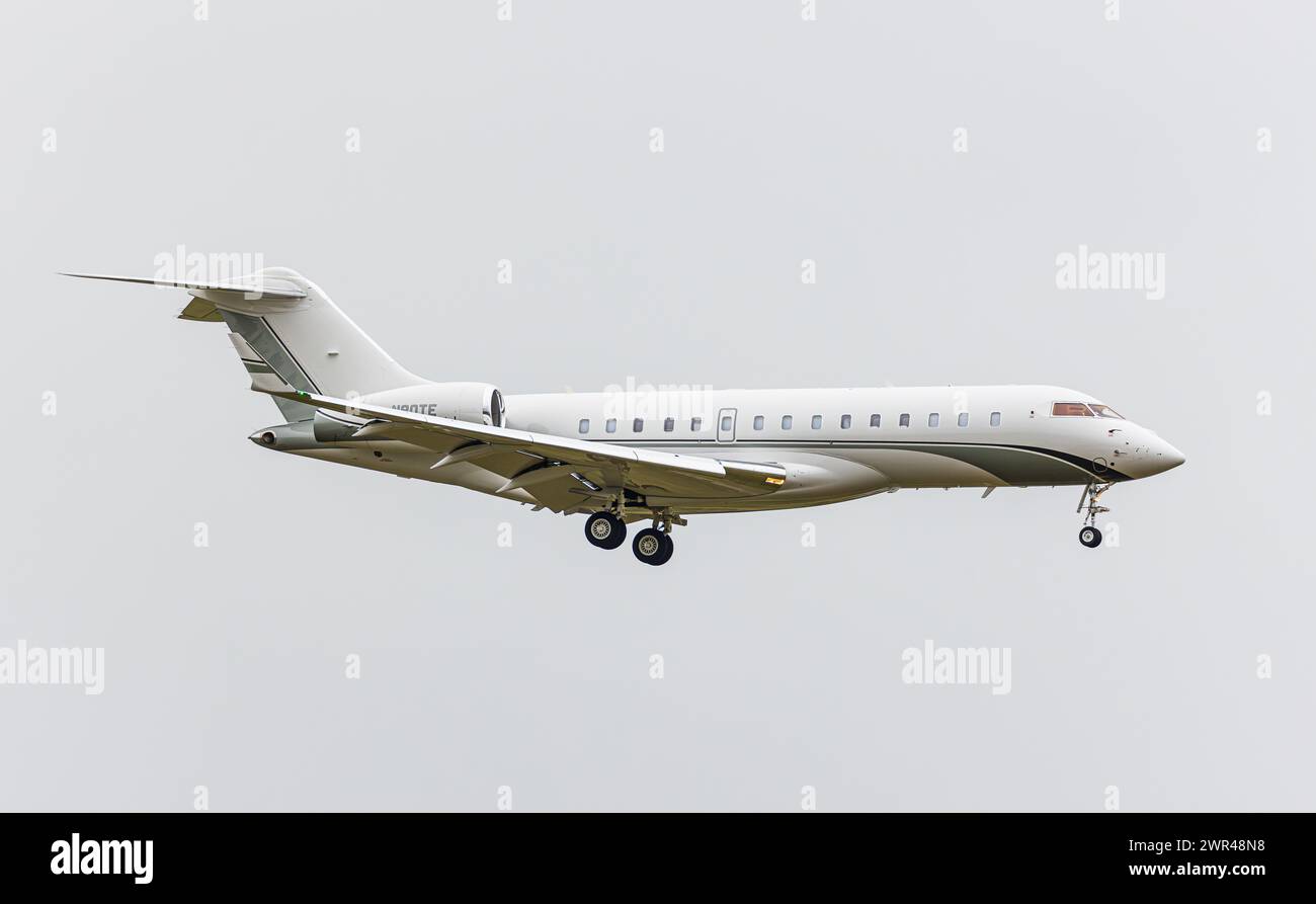 Ein Bombardier Global 5000 von Solarius Aviation ist im Landeanflug auf ...