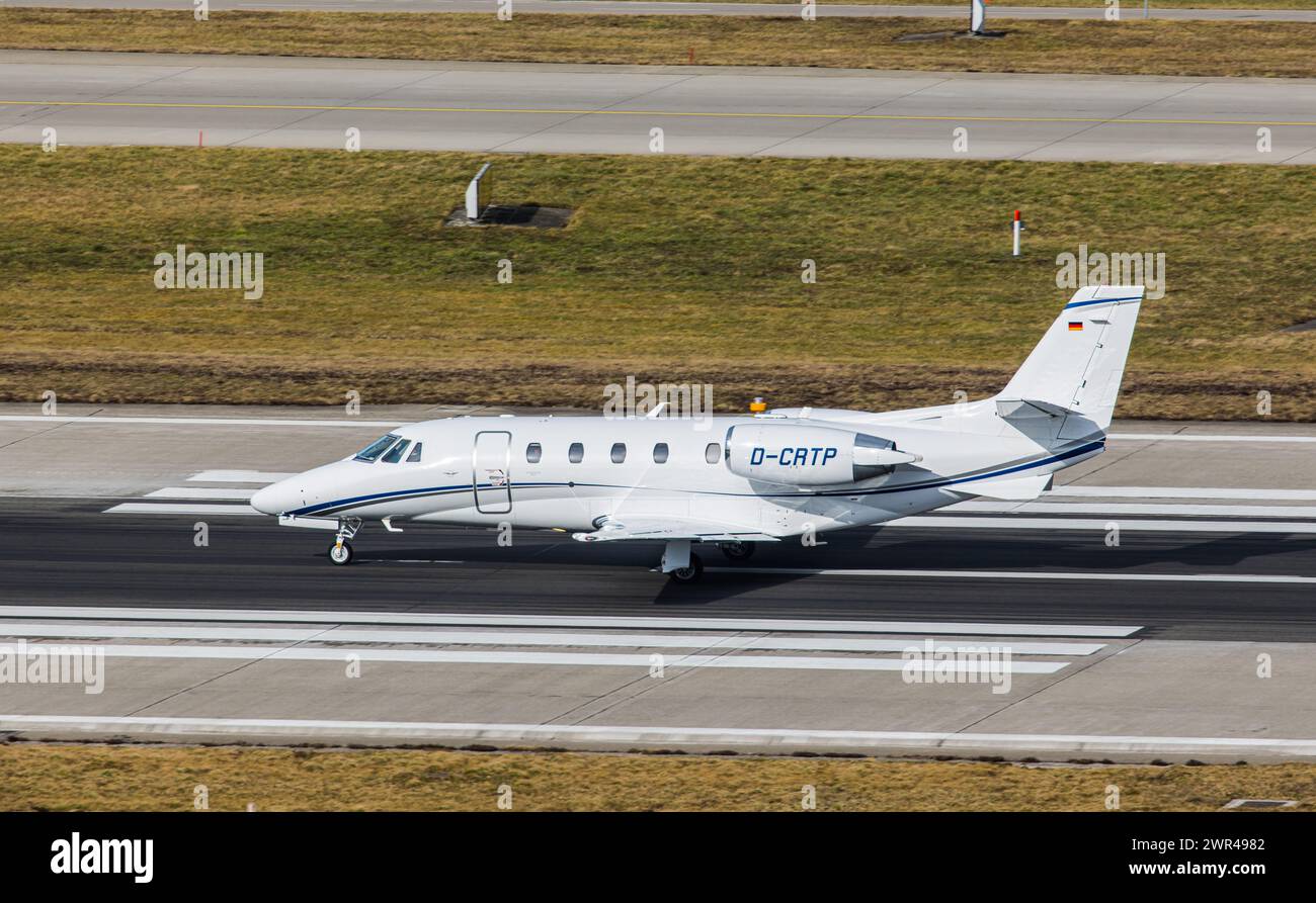 Eine Cessna 560XL Citation XLS+ von Air Hamburg startet von Startbahn 28 des Flughafen Zürich. Registration D-CRTP. (Zürich, Schweiz, 18.02.2023) Stock Photo