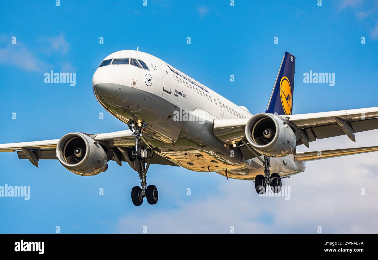 Ein Airbus A319-112 der deutsche Fluggesellschaft Lufthansa befindet sich im Landeanflug auf die Landebahn 28 des Flughafen Zürich. Registration D-AIB Stock Photo