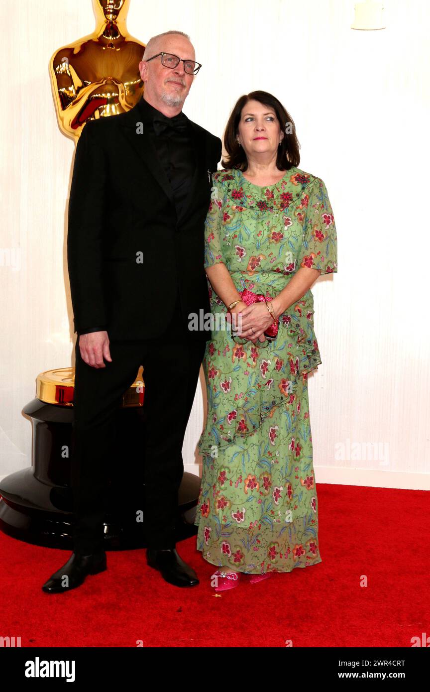 Stuart Wilson mit Begleitung bei der Oscar Verleihung 2024 / 96th Annual Academy Awards im Dolby Theatre. Los Angeles, 10.03.2024 Stock Photo