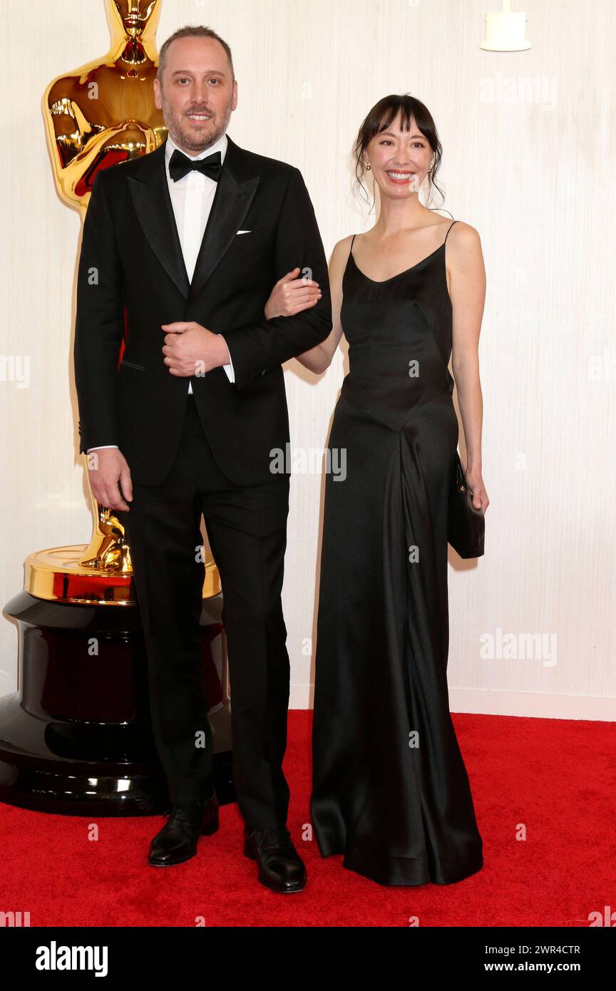 Adam Willis mit Begleitung bei der Oscar Verleihung 2024 / 96th Annual Academy Awards im Dolby Theatre. Los Angeles, 10.03.2024 Stock Photo