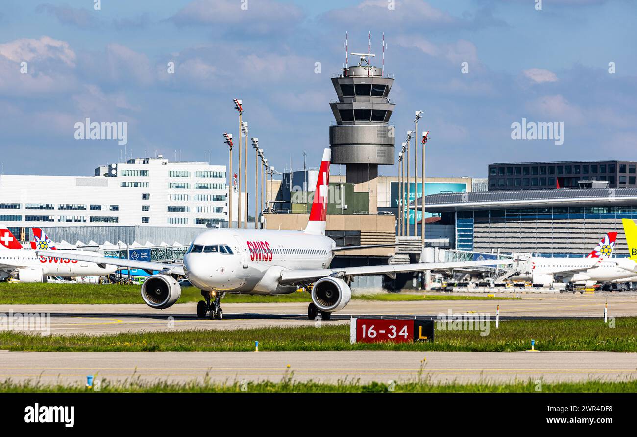 Ein Airbus A320-214 von Swiss International Airlines rollt am Flughafen Zürich zur Startbahn. Registration HB-IJL. (Zürich, Schweiz, 03.05.2023) Stock Photo