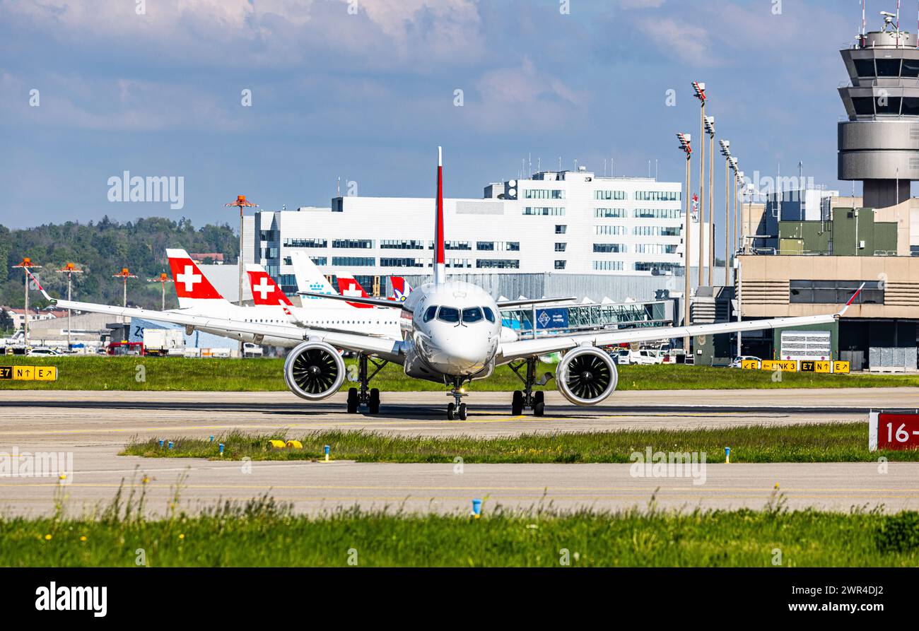 Ein Airbus A220-300 von Swiss International Airlines rollt auf dem Flughafen Zürich zur Startbahn. Registration HB-JCO. (Zürich, Schweiz, 03.05.2023) Stock Photo
