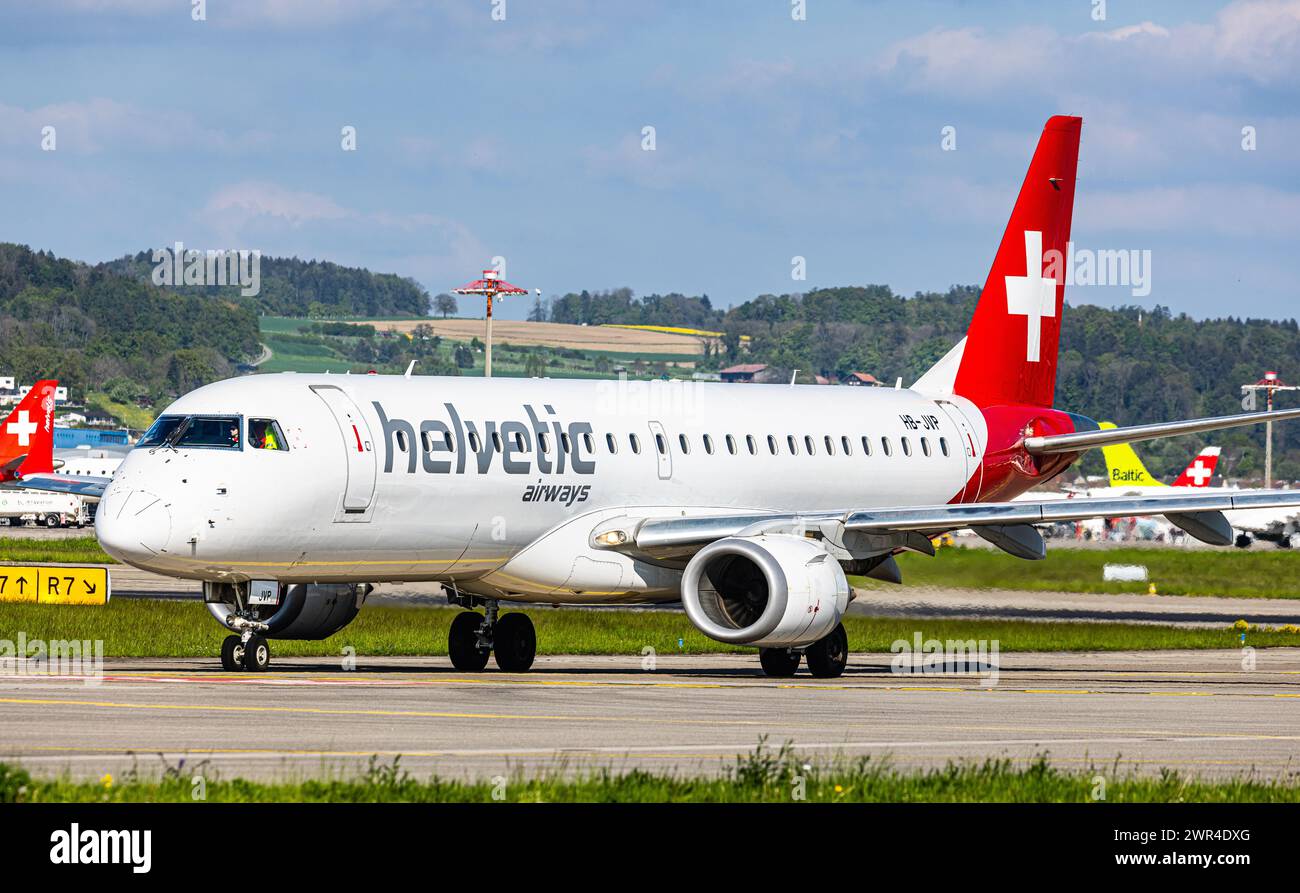 Ein Embraer 190AR von Helvetic Airways rollt auf dem Flughafen Zürich zur Startbahn. Registration HB-JVP. (Zürich, Schweiz, 03.05.2023) Stock Photo