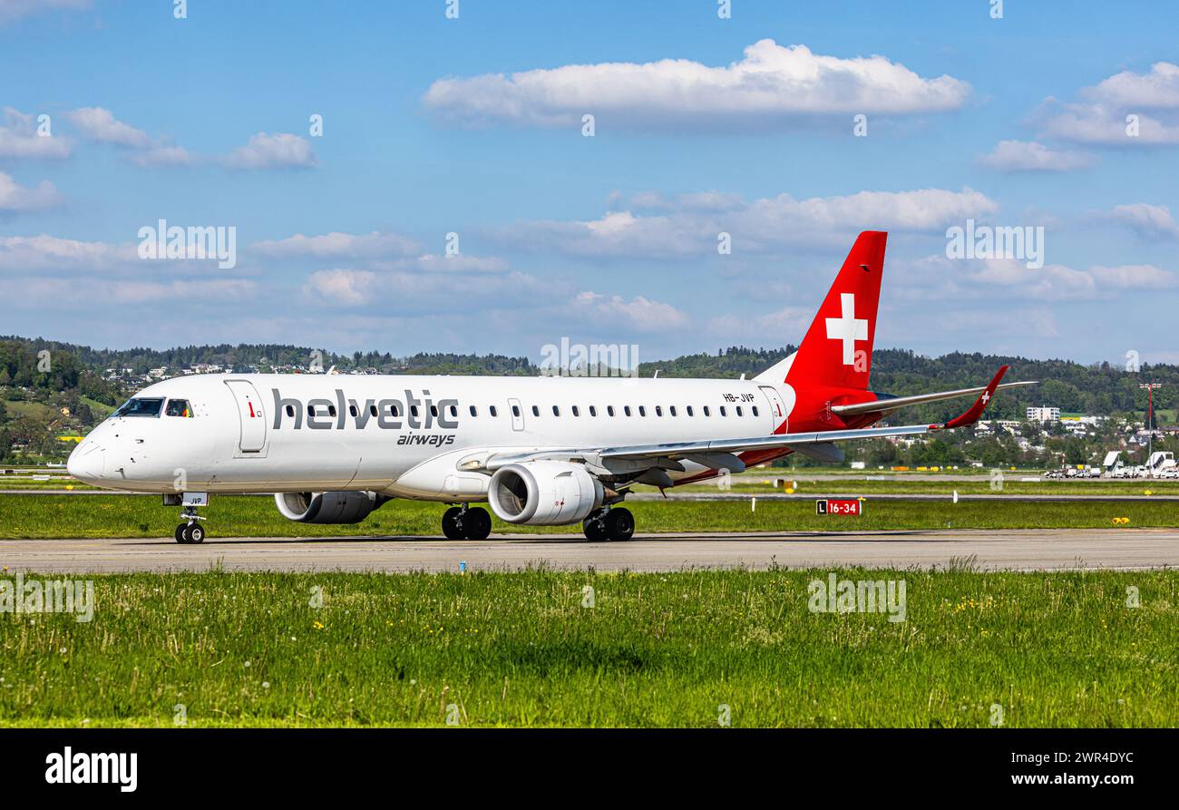 Ein Embraer 190AR von Helvetic Airways rollt auf dem Flughafen Zürich zur Startbahn. Registration HB-JVP. (Zürich, Schweiz, 03.05.2023) Stock Photo