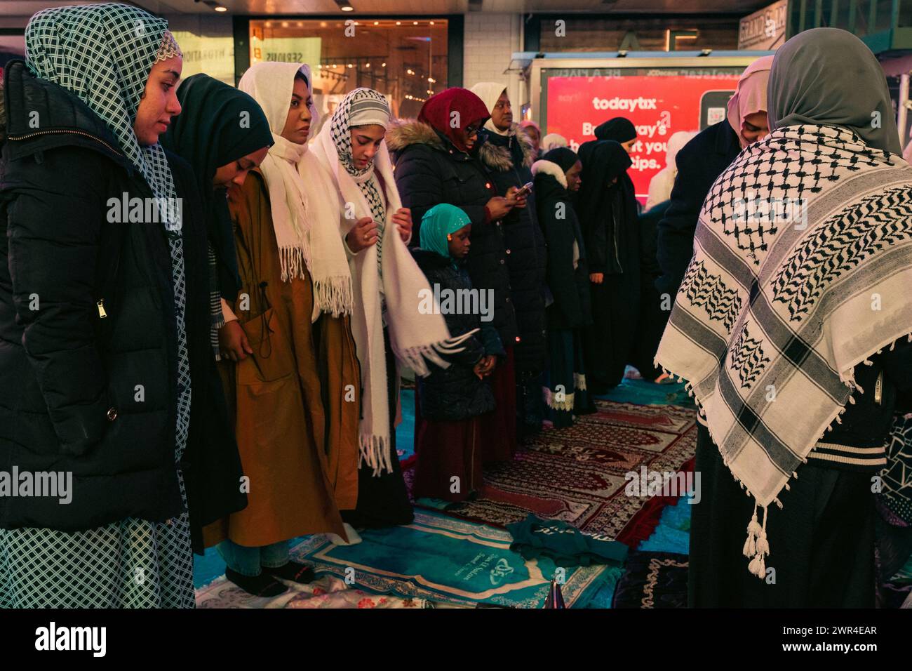 manhattan-usa-10th-mar-2024-people-of-muslim-faith-gather-for
