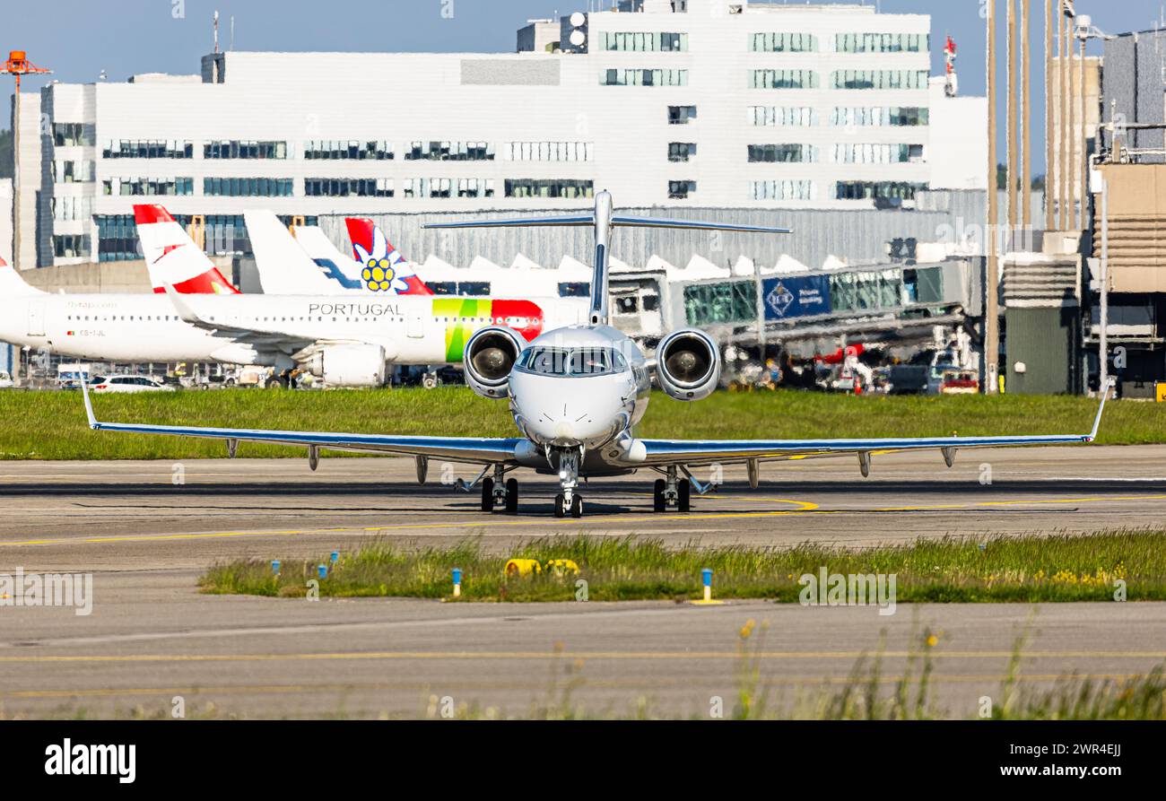 Ein Bombardier Challenger 300 eines privaten Besitzers rollt auf dem Flughafen Zürich zur Startbahn. Registration D-BADO. (Zürich, Schweiz, 03.05.2023 Stock Photo