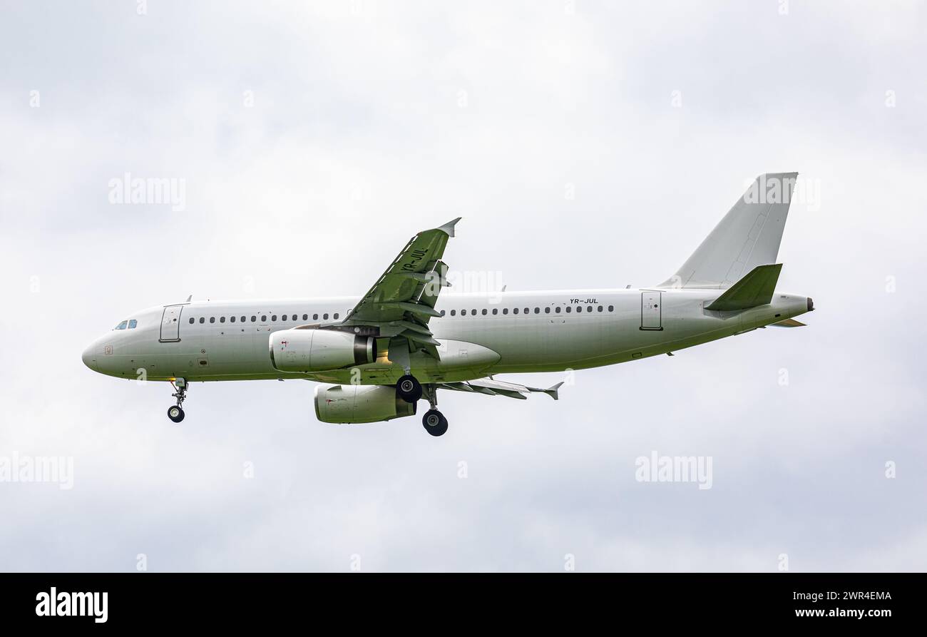 Ein Airbus A320-232 von Dan Air befindet sich im Landeanflug auf den Flughafen Zürich. Registration YR-JUL. (Zürich, Schweiz, 18.05.2023) Stock Photo