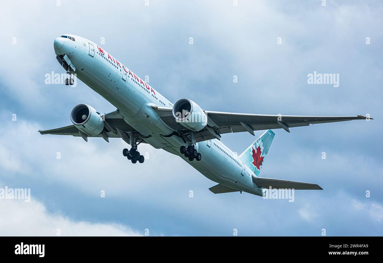 コウメイ777 Eine Boeing 777-333ER von Air Canada startet vom Flughafen Zürich